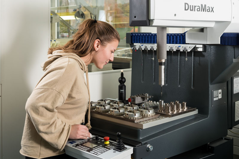 Industrie Fotografie Frau an Maschine