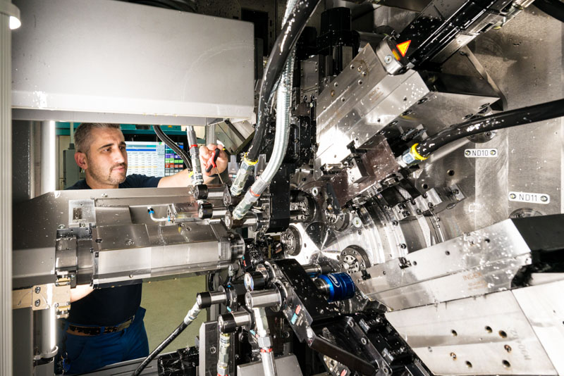 Industriefotografie Mann an Maschine