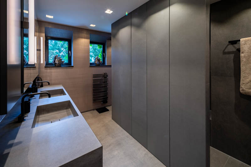 modernes Badezimmer in einem privaten Haus in München-Bogenhausen