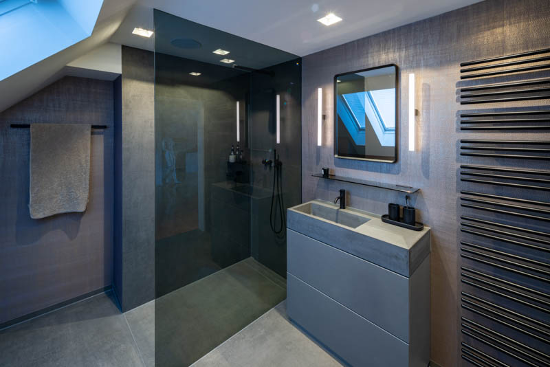 modernes Badezimmer in einem privaten Haus in München-Bogenhausen