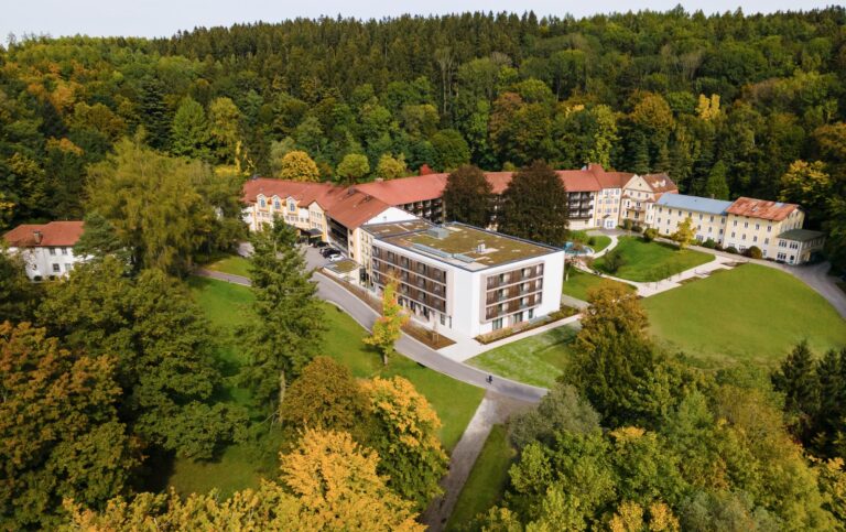 Architekturfotografie für Sweco – Klinik Wartenberg mit Drohnenvideo